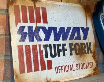 Znak Skyway BMX - lata 80. - zardzewiały - rower - znak z efektem vintage - Mancave - koła Tuff - Old School BMX - Haro Freestyle