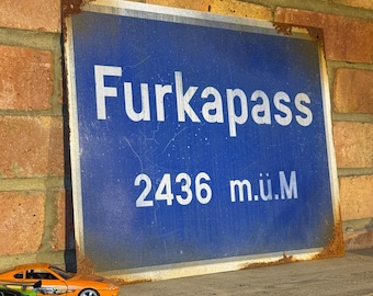 Señal de carretera de Furkapass: Señal oxidada, Suiza, viaje por carretera, puerto de montaña.