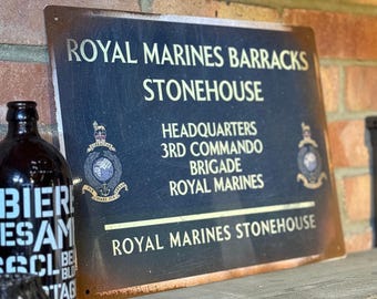Letrero de Stonehouse de los Royal Marines: Arte de pared de metal oxidado auténtico de estilo vintage