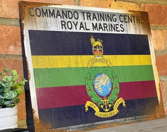 Letrero metálico del comando CTCRM Lympstone: Óxido auténtico, arte mural de los Royal Marines.