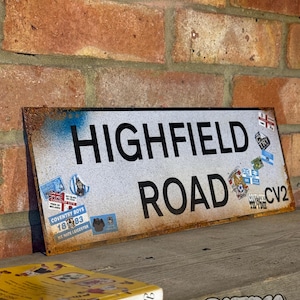 Cartello stradale di Highfield Road: decorazione murale in metallo effetto ruggine in stile vintage, con il logo del Coventry City Football.
