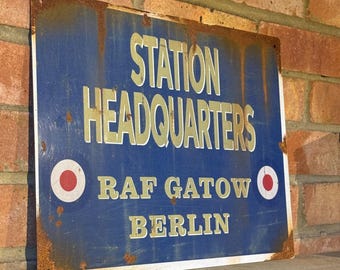 Letrero de metal RAF Gatow Berlin: óxido real, estilo vintage Mancave Decor Coldwar