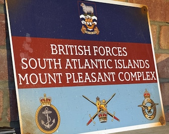 Letrero metálico de las Malvinas: Óxido real, arte de pared estilo vintage para la sala de juegos de un hombre en Mount Pleasant