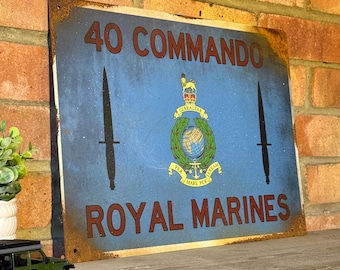 Letrero de la estación del 40 Commando Royal Marines: Arte en metal vintage con óxido auténtico