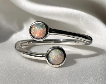 Anillo ajustable de ópalo en plata de ley: delicada joya bohemia con piedra de nacimiento