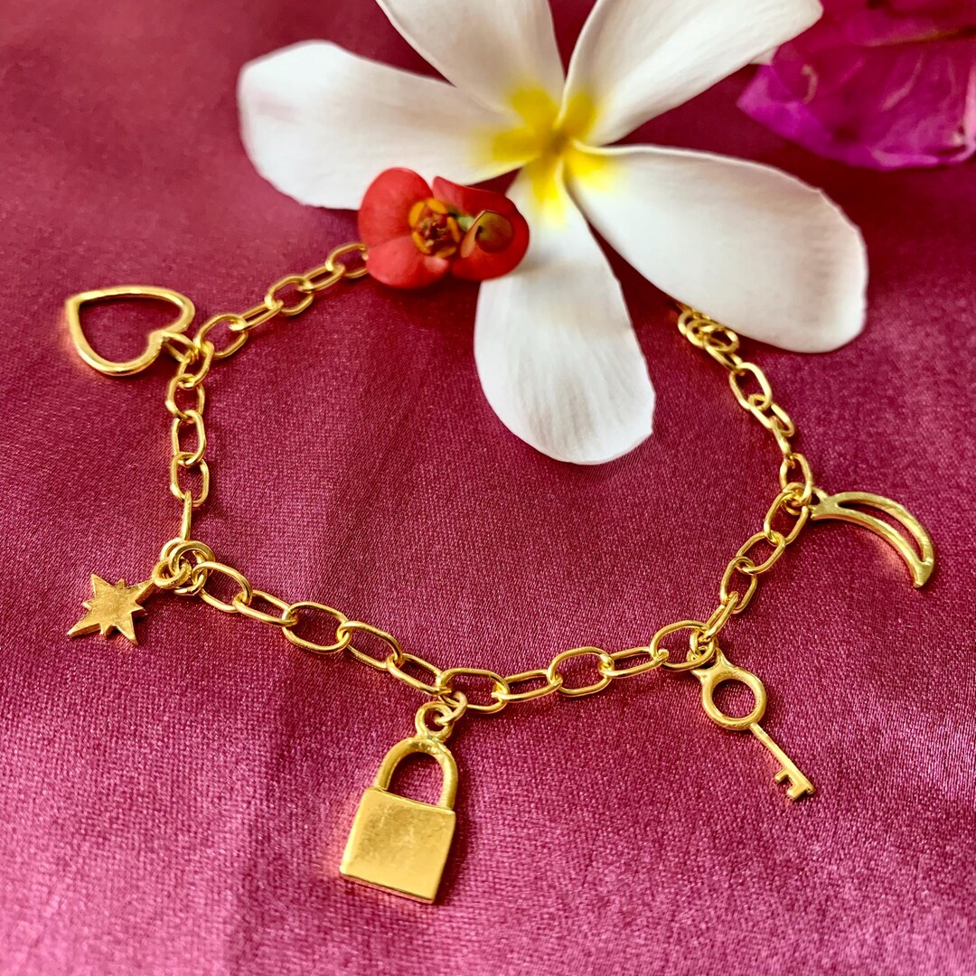 タ*ラ様 STAR JEWELRY 月のチャーム付　ゴールド　ブレスレット ゴールドチャームブレスレット：月、星、ハート、鍵 - 象徴的な
