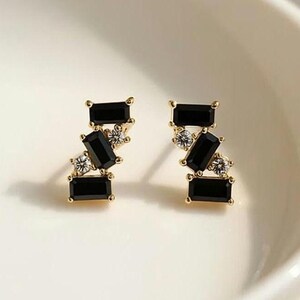 ゴールドメッキのブラックオニキススタッドイヤリング：スターリングシルバーのCZアクセント