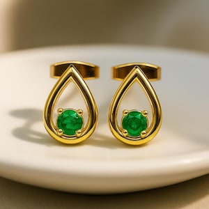 Sierlijke smaragdgroene oorknopjes: minimalistische sterlingzilveren geboortesteen mei