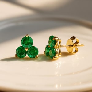 Sierlijke Emerald Trio-stekers: sterlingzilveren geboortesteen mei