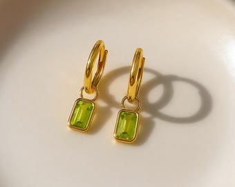 Brincos Huggie de Peridoto: Argolas de Prata de Lei com Pedras Preciosas Delicadas