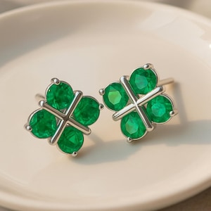 Sierlijke Emerald oorknopjes: sterlingzilver trio, geboortesteen mei