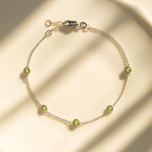 Pulsera de peridoto delicado: joyería de plata de ley con la piedra natal de agosto