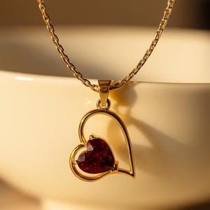 Dainty Garnet Heart Necklace – Minimalist Natural Gemstone Pendant in Gold or Silver – Unique Romantic Gift for Her or January Birthstone