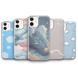 Puede incluir: Cinco fundas para teléfono con diseños de nubes. Las fundas presentan patrones inspirados en el cielo, incluyendo nubes blancas sobre fondos azules, y una funda con un diseño de cielo nocturno con una luna.