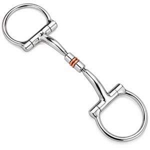 Op de afbeelding: Een zilverkleurig metalen bit voor paarden met twee grote cirkelvormige ringen aan elk uiteinde en een centraal mondstuk met twee koperkleurige ringen. Het bit heeft een gladde, gepolijste afwerking en een scharnierend ontwerp.