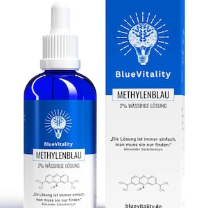 Może przedstawiać: Niebieska szklana butelka z białą pipetą i niebieskie pudełko. Na butelce i pudełku widnieje napis "BlueVitality" i "METHYLENBLAU 2% WÄSSRIGE LÖSUNG". Pudełko zawiera również grafikę mózgu w żarówce.