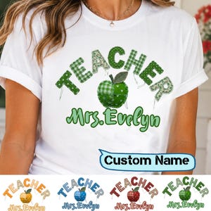 Op de afbeelding: Een wit t-shirt met het woord TEACHER in groene geruite patchworkletters, een groene geruite appelafbeelding en de tekst Mrs. Evelyn in groen schrift. Hieronder staan vier kleinere versies van het ontwerp in oranje, blauw, rood en groen.