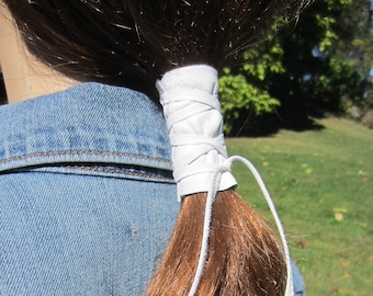 Paardenstaart houder haar stropdas wit lederen wrap paardenstaart manchet haar sieraden Boho kleding stijl Z1010
