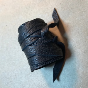 Men&#39;s Viking Hair Wrap Warrior Style Ponytail Holder Women Tie Black Leather Cuff Jewelry Rennaissance Fair Bohemian Hairband Z1010 Z1055