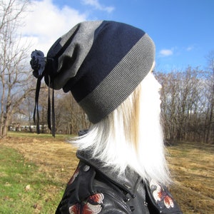 Dames lichtgewicht slouche beanie gestrikt katoenmix slouchy muts grijs / marineblauw gestreept gebreide muts A1713