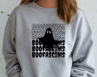 Sudadera gris de Halloween I Suéter antifascista BOOFASCISM I Suéter de sátira política espeluznante con fantasma negro I Gildan 1800 I Hecho en EE. UU.