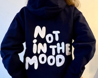 Sudadera azul marino / Tipografía blanca en burbujas "Not In The Mood" / Estilo streetwear