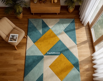 Puede incluir: Alfombra con estampado geométrico en tonos turquesa, crema y amarillo mostaza. La alfombra presenta un diseño moderno con formas de diamante y triángulo. La alfombra está colocada sobre un suelo de madera, con una silla y una mesa auxiliar al fondo.
