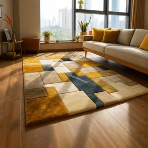 Op de afbeelding: Een rechthoekig vloerkleed met een geometrisch patroon in tinten goud, beige en marineblauw. Het vloerkleed ligt op een houten vloer in een woonkamer. De tekst "RugsByBhadohi" is zichtbaar op het vloerkleed.