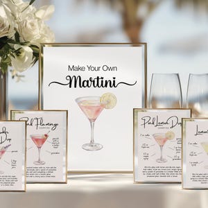 Op de afbeelding: Een verzameling ingelijste prints met cocktailrecepten, waaronder een bord "Make Your Own Martini". De prints bevatten aquarel illustraties van martini's met citroen garnituren. Het kleurenpalet omvat roze, goud en wit.