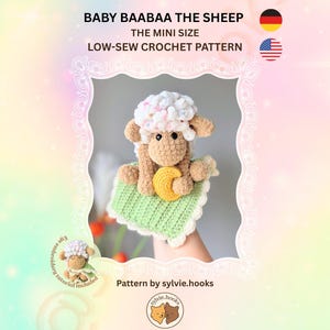 Op de afbeelding: Een haakpatroon voor een mini-schaap speelgoed, getiteld "Baby Baabaa the Sheep". De afbeelding toont een afgewerkt schaap speelgoed met een witte, pluizige kop, een bruin lichaam en een groen en wit gehaakte basis. De tekst bevat "Low-Sew Crochet Pattern".