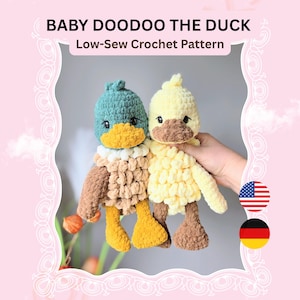 Könnte beinhalten: Zwei gehäkelte Entenspielzeuge, eines türkis und das andere gelb, mit braunen und gelben Akzenten. Der Text "BABY DOODOO THE DUCK" und "Low-Sew Crochet Pattern" sind über den Enten zu sehen. Das Bild enthält die amerikanische und die deutsche Flagge.