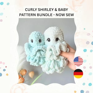 Könnte beinhalten: Zwei handgefertigte Häkel-Oktopus-Spielzeuge, eines hellblau und eines weiß, mit schwarzen Augen. Der Text "CURLY SHIRLEY & BABY PATTERN BUNDLE - NOW SEW" wird über den Spielzeugen angezeigt. Die Spielzeuge sind weich und flauschig.