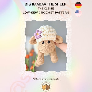 Könnte beinhalten: Ein gehäkeltes Schaf mit cremefarbenem Kopf und Körper, verziert mit einer lila Blume. Das Schaf hat schwarze Augen und braune Beine und Ohren. Der Text auf dem Bild lautet: "BIG BAABAA THE SHEEP, THE XL SIZE, LOW-SEW CROCHET PATTERN."