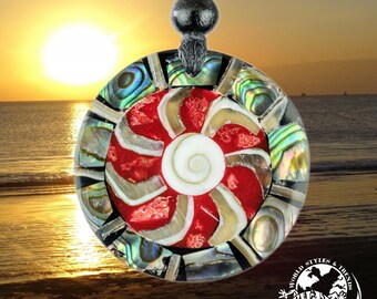 Muschelkette mit Perlmutt, Shiva Eye & roter Schaumkoralle – handgefertigter Boho Anhänger