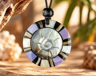 Muschelkette mit Sonnenspirale – handgefertigter Anhänger aus verschiedenen Muschelarten mit verstellbarem Stoffband