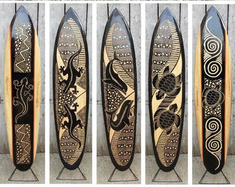 Deko Surfboard 160 cm mit Carving – handgeschnitzte Holz Wanddeko im Beach & Surfer Style