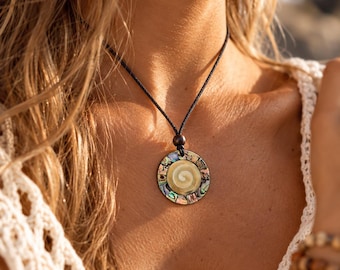 Muschelkette mit Perlmutt & Spiralgravur – colgadores hechos a mano Boho en resina negra