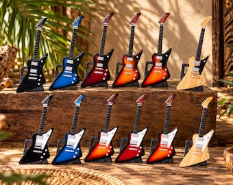 Mini E-Gitarre 25 cm – handgefertigte Holz Deko mit Airbrush & gratis Ständer