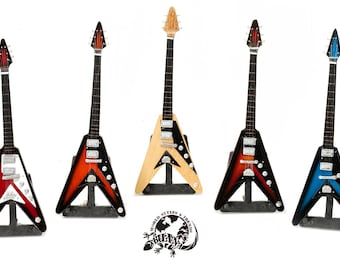 Mini E-Gitarre 25 cm aus Holz – handgefertigte Deko Gitarre mit Airbrushlackierung & gratis Ständer
