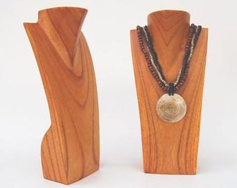 Schmuckbüste aus Holz 30 cm – handgeschnitztes Display für Halsketten & Schmuck