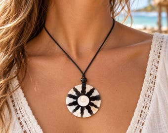 Muschelkette mit Muschelstücken – handgefertigter Boho Anhänger auf schwarzem Resin