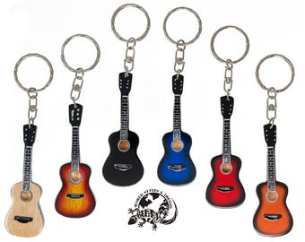 Akustik-Gitarre Schlüsselanhänger aus Holz – handbemalter Mini Gitarren Keyring ca. 13 cm