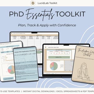 Può includere: Un toolkit digitale per dottorandi, con modelli e liste di controllo su sfondo azzurro. L'immagine mostra un tablet, un telefono e un laptop con il testo "PhD Essentials Toolkit" e "Plan, Track & Apply with Confidence".