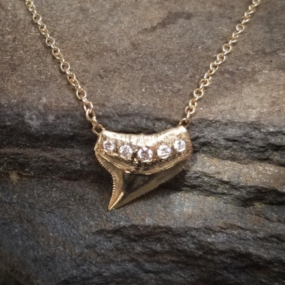 14K Gold Shark Tooth Charm, Rose Gold Shark Tooth Pendant, Diamond Shark  Tooth Necklace, Womens Gift, 14K Black Diamond Shatktooth Pendant - Etsy  Denmark