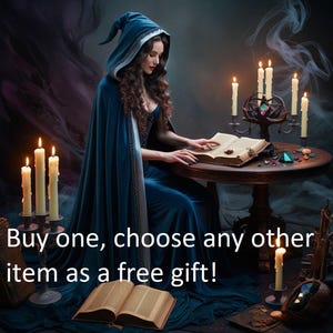 Puede incluir: Una mujer con una capa azul con capucha lee un libro en una mesa con velas encendidas. La escena está ambientada en una habitación mística y tenue con un fondo oscuro y arremolinado. Un libro abierto descansa en el suelo.