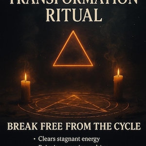 Op de afbeelding: Digitale afbeelding met de tekst "LIFE TRANSFORMATION RITUAL" boven een oranje driehoek. Twee brandende kaarsen flankeren de driehoek. De tekst "BREAK FREE FROM THE CYCLE" staat eronder, met opsommingstekens die voordelen opsommen.