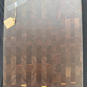 Schneidebrett aus Nussbaum Holz geschnitzt