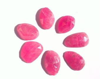 100 % naturlig rubin, 7 st. Fantastisk rosenslipad naturlig rubin, 20,50 ct. Elegant form, bäst för att tillverka silversmycken.