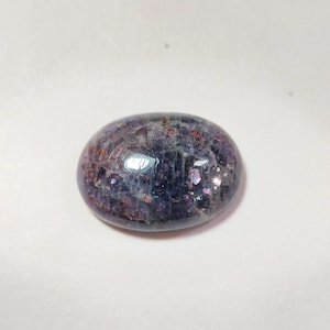 Cabujón ovalado de piedra solar iolita color sangre, gema natural brillante para la fabricación de joyas. imagen 3