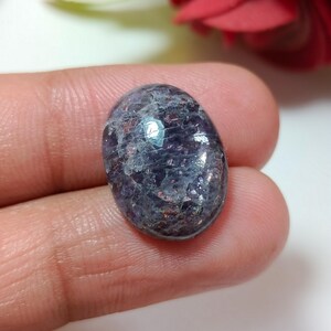 Cabujón ovalado de piedra solar iolita color sangre, gema natural brillante para la fabricación de joyas. imagen 2